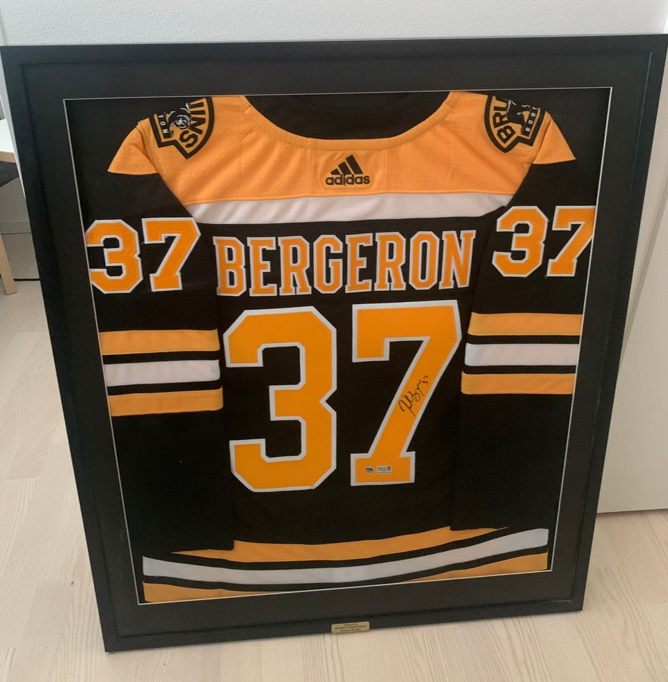 #37 Patrice Bergeron Bruins-pelipaita nimikirjoituksella, kehystettynä