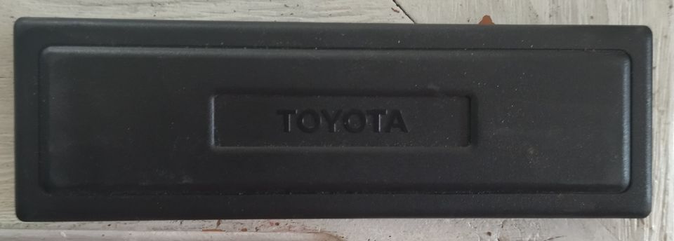 Toyota radioaukon peitelevy