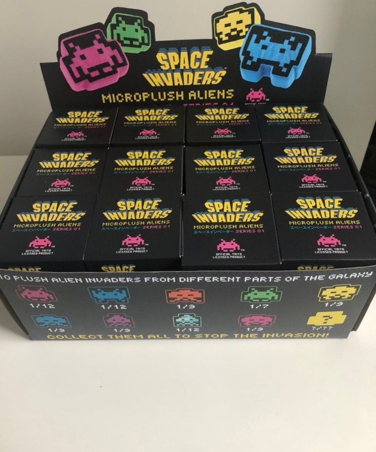 Space invaders Yllätyslaatikko figuuri setti, esim Nintendo peli huoneeseen