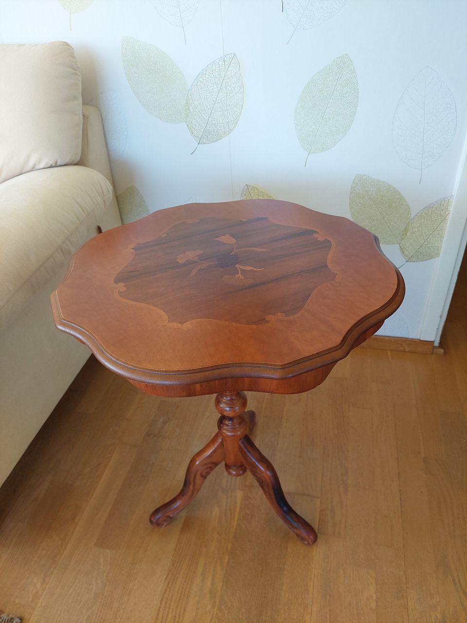 Pieni puinen pöytä