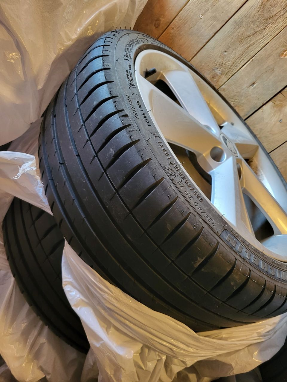 Kesärenkaat vanteineen 225/40 R18