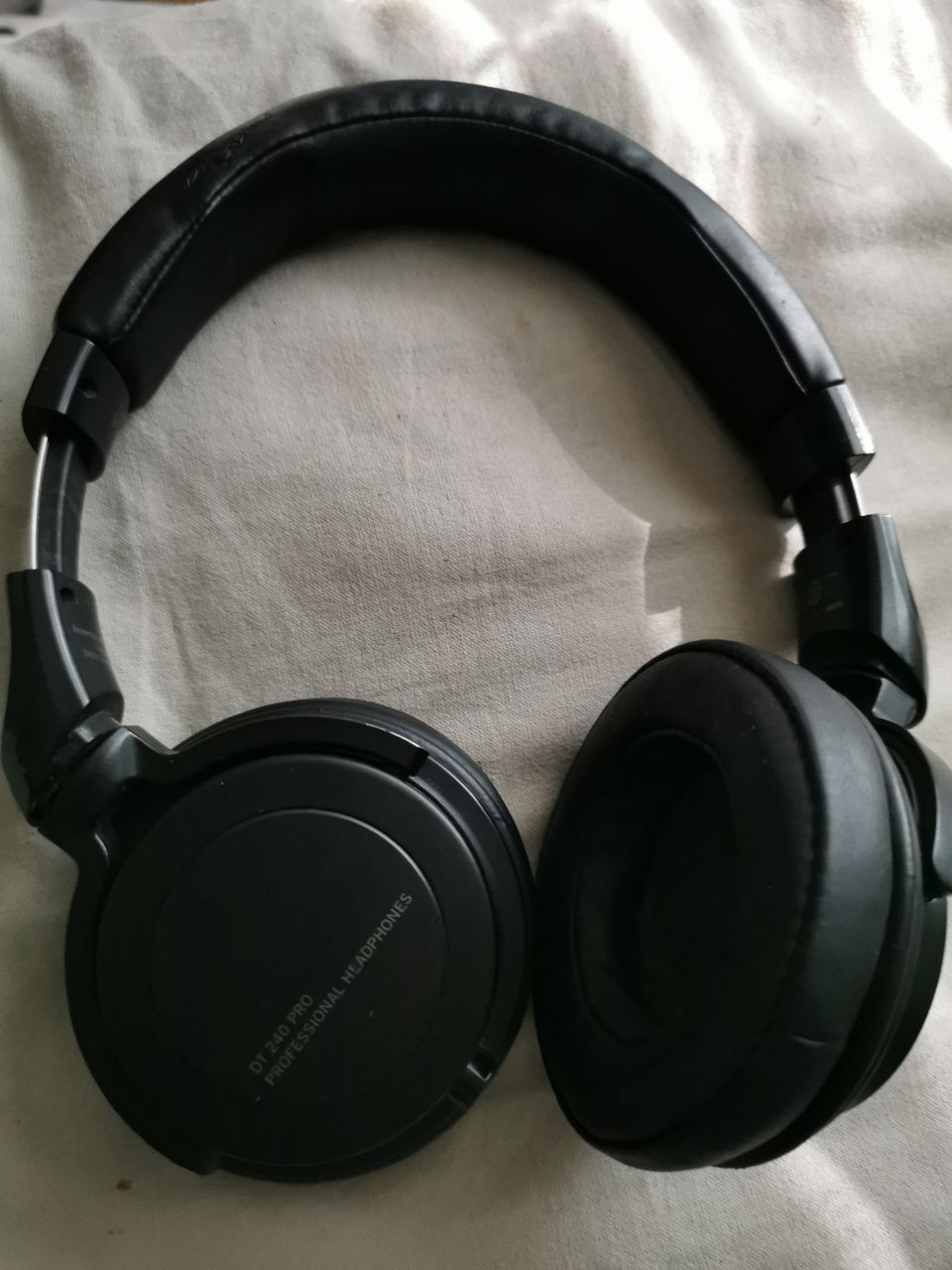 Langalliset kuulokkeet BeyerDynamic DT 240 Pro, mustat