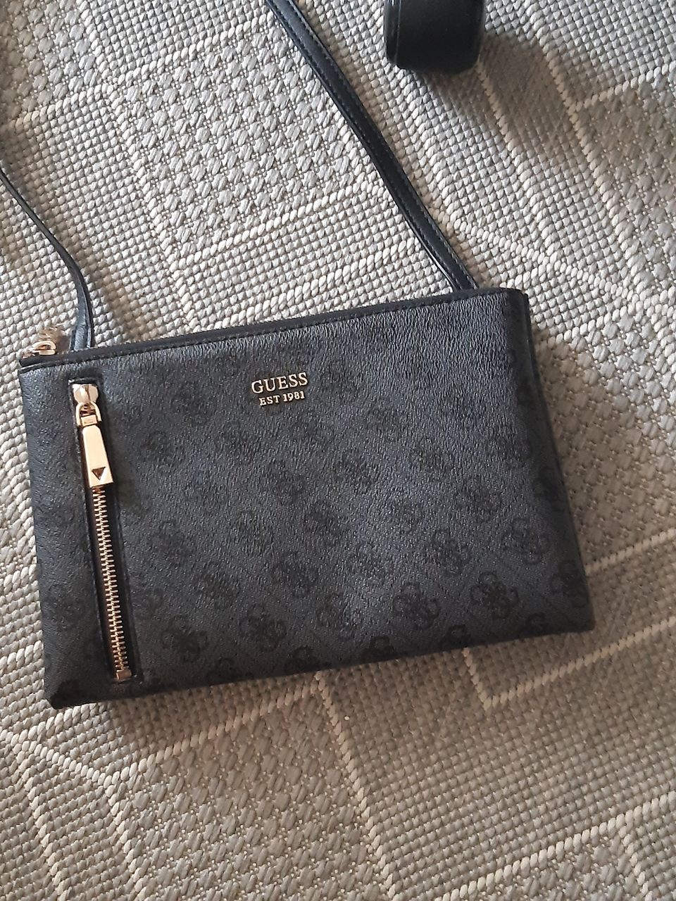 Tyylikäs GUESS Naya Zip Crossbody Olkalaukku