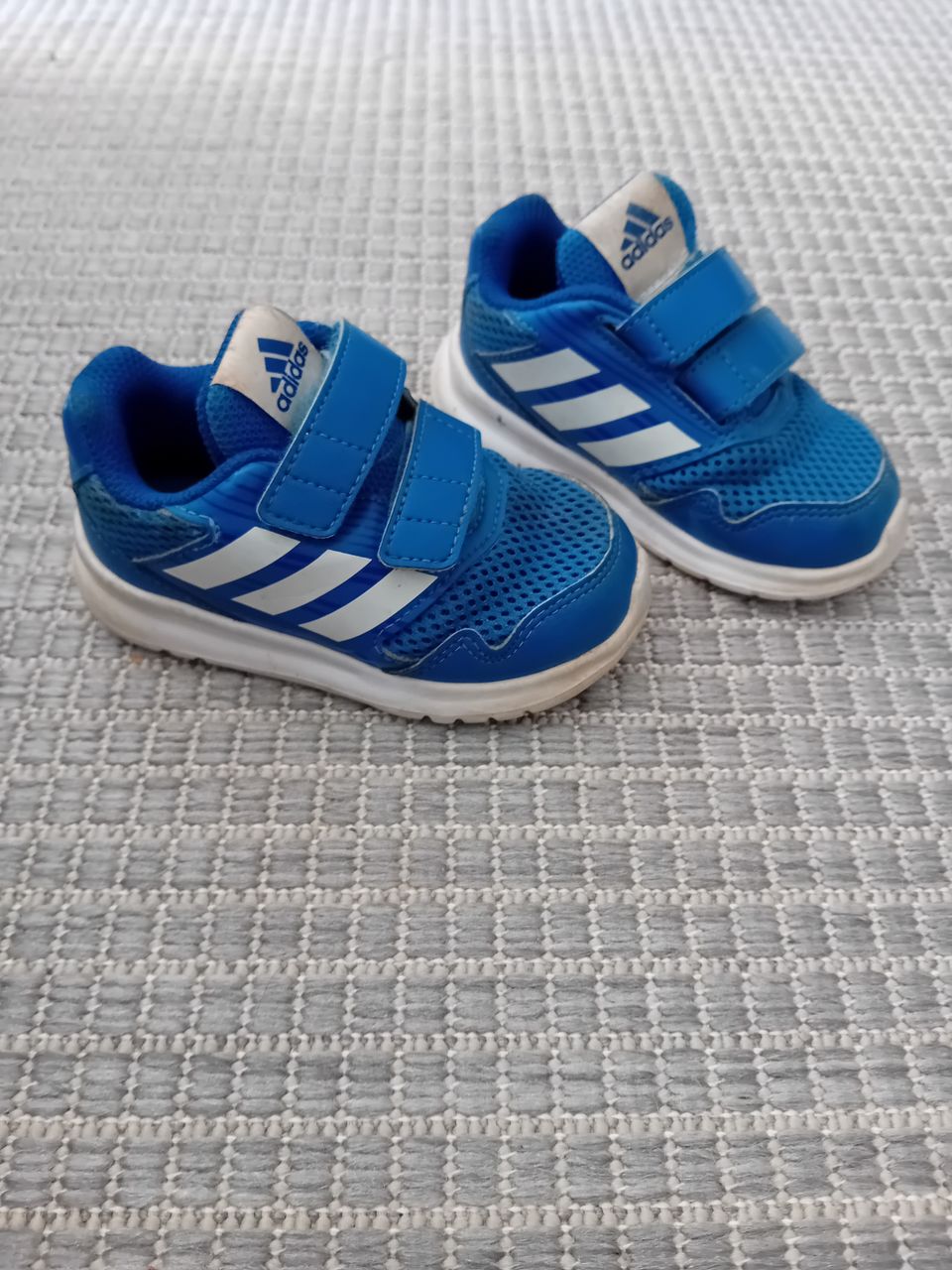 Adidas lenkkarit koko 22