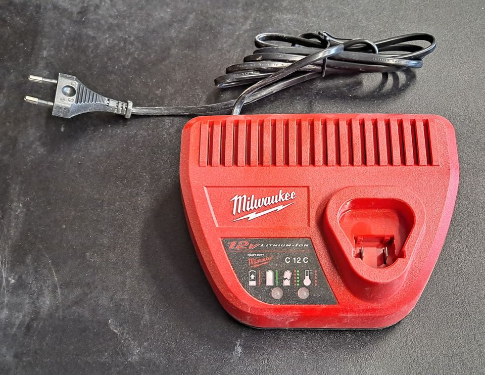 Milwaukee M12 C12C laturi