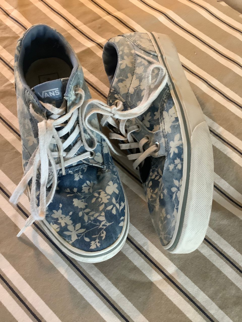 Vans kukkatennarit