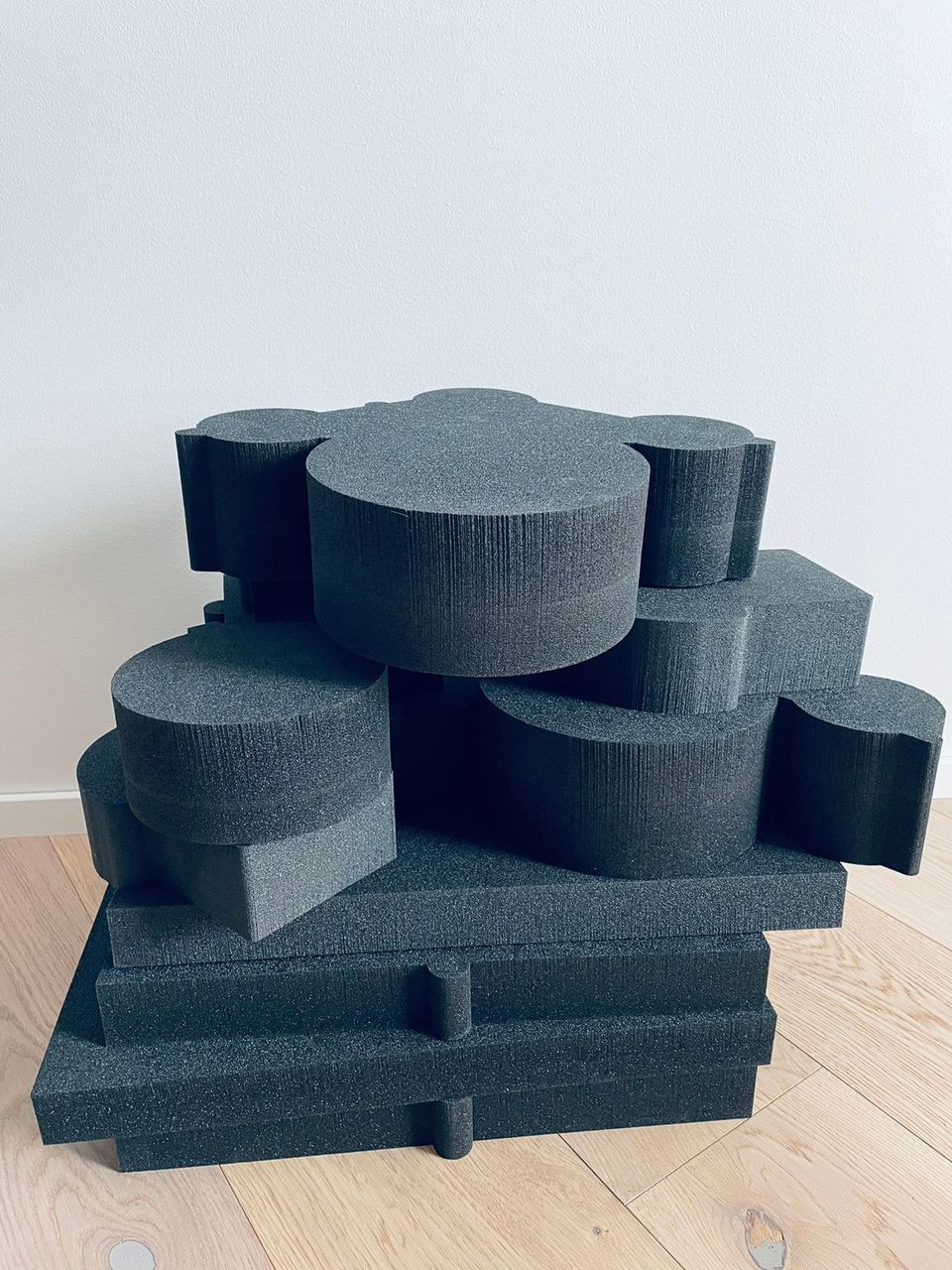 Thick and hard foam in black 1 kg