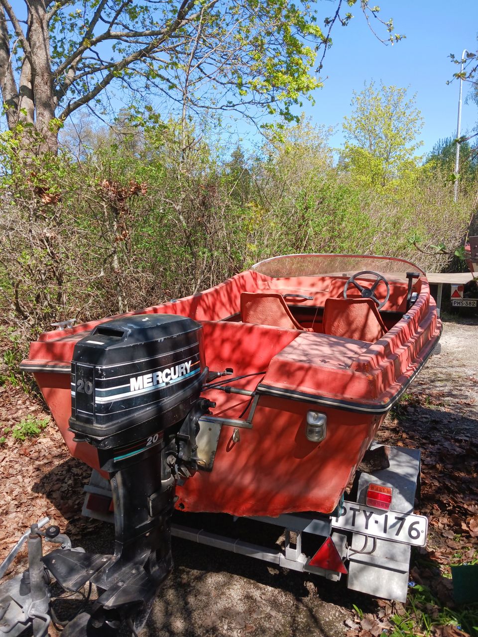 Lasikuituvene 4m / Mercury20 vm-90 / galv. rekisteröity traileri.