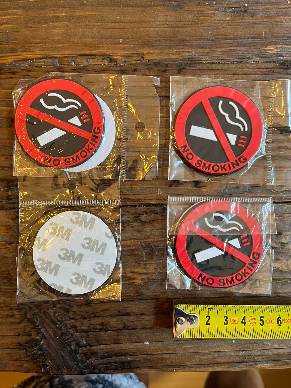"No Smoking - Tupakointi kielletty" -kyltti ja tarra