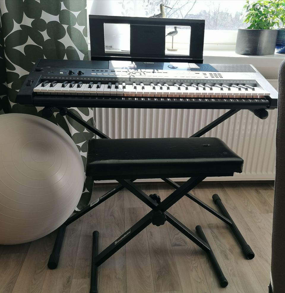 Yamaha kosketinsoitin PSR-E-433 + istuin+teline soittimelle. .