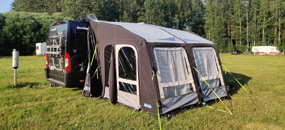 Kampa ilmatäytteinen itsestään seisova teltta