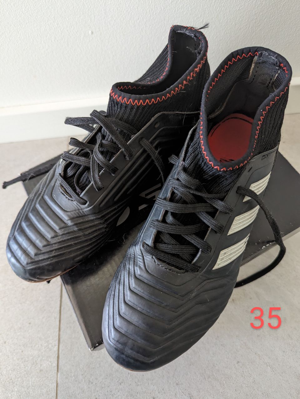 Adidas jalkapallo kengät koko 35