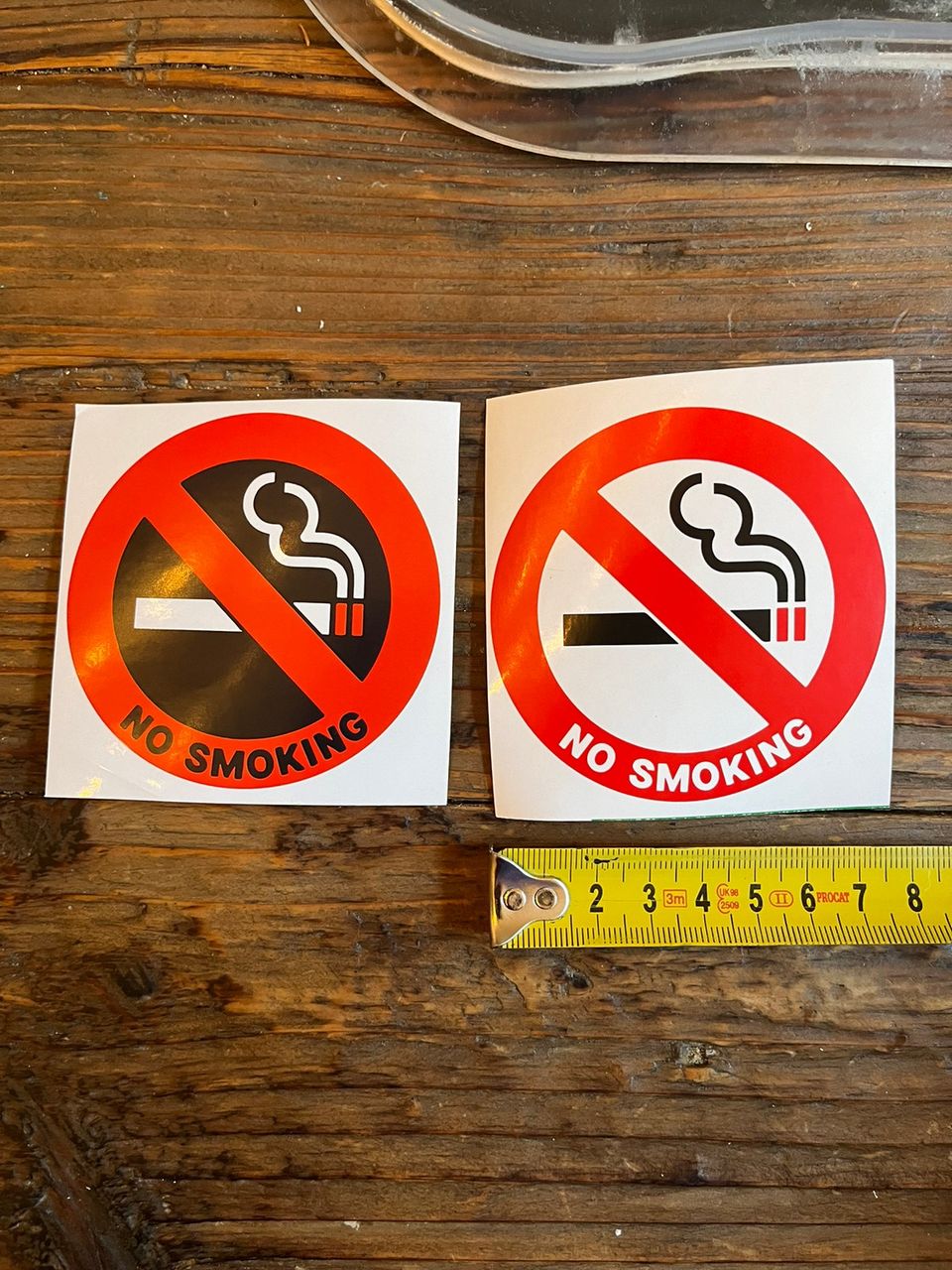 "No Smoking - Tupakointi kielletty" - kyltti tarra