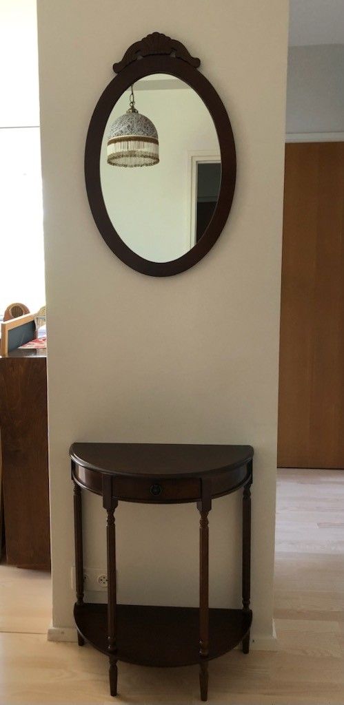 Sivupöytä ja peili