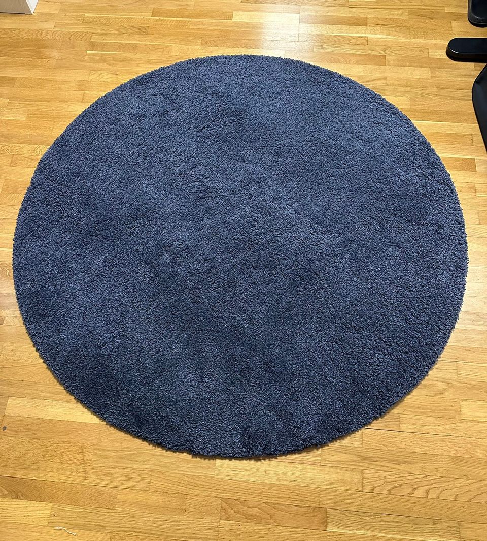 Tumman sininen, pyöreä nukkamatto 130 cm