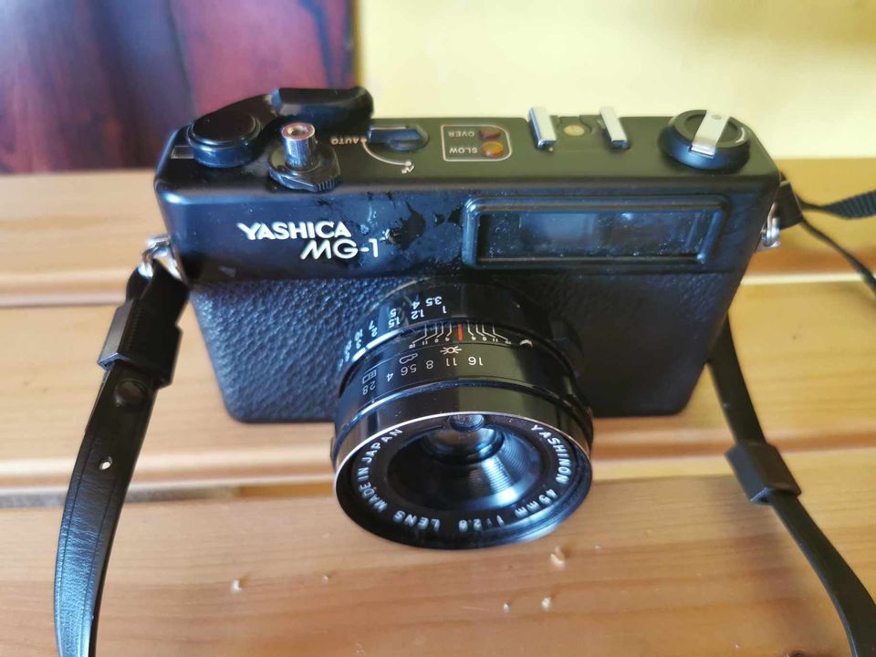 Yashica MG-1 mittaetsinkamera vintage filmikamera 70-luku + 2 muuta kameraa