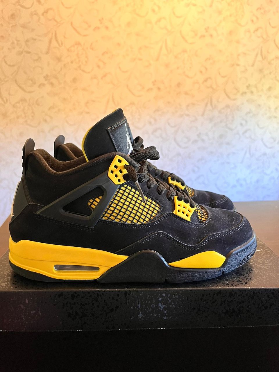 Jordan 4 Retro Thunder (2023)