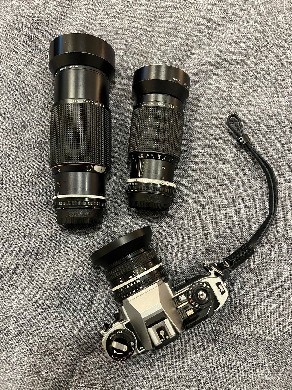 Nikon FG-20 ja kolme E Series -objektiivia