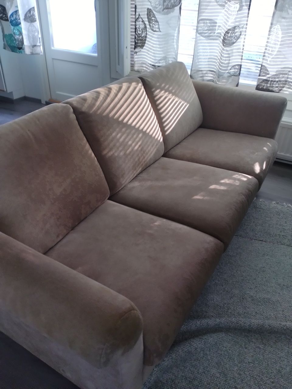 3-istuttava sohva + nojatuoli