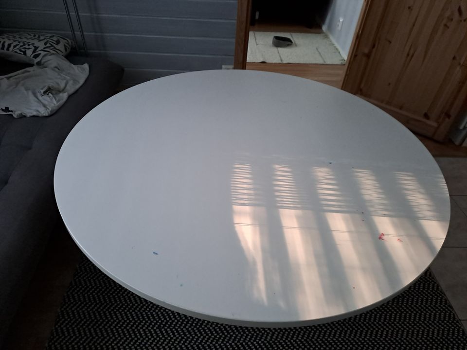Iso pöytä