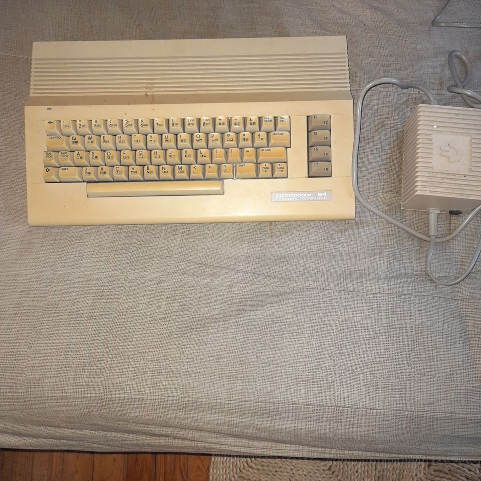C64 tietokone ja muuntaja