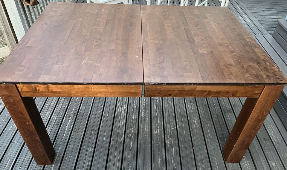 Jykevä ruskea pöytä