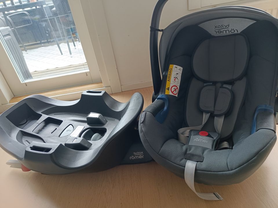 Britax Römer Baby-Safe i-size turvakaukalo telakalla ja bugaboo adapterit