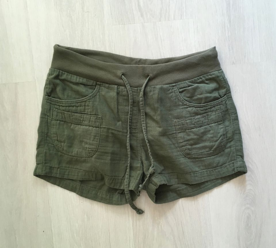 H&M Divided armeijanvihreät shortsit 36