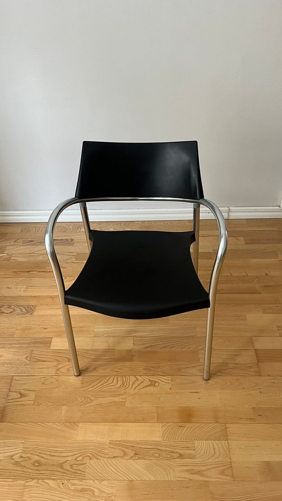 Design musta tuoli