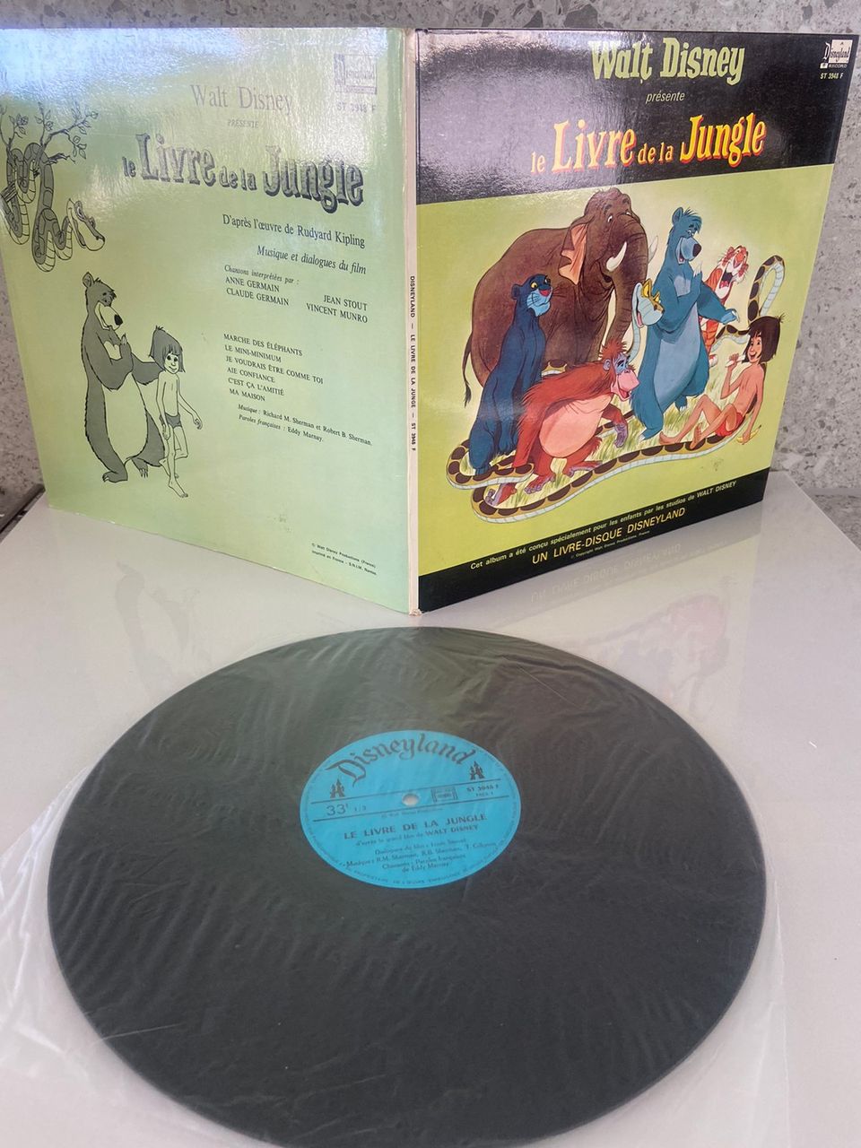 LP- levy Ranskan kielinen Walt Disney viidakkokirja  musaa ja tarinaa 11.sivua