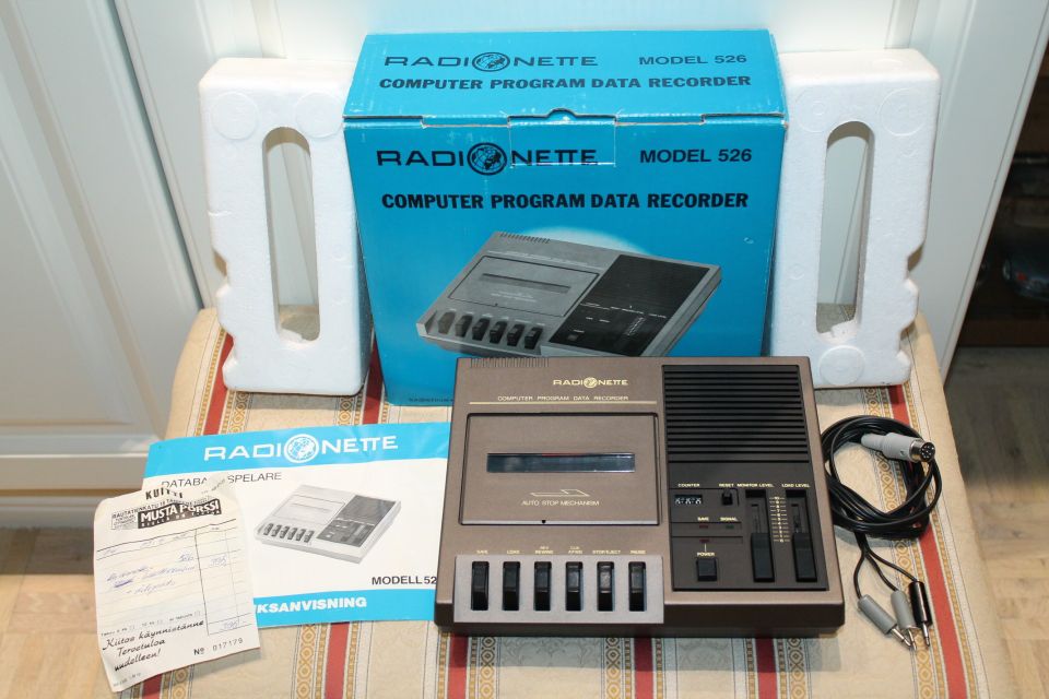 80-luku paketissa tallentava kasettidekki äänentoisto audio ja vintage tietokone