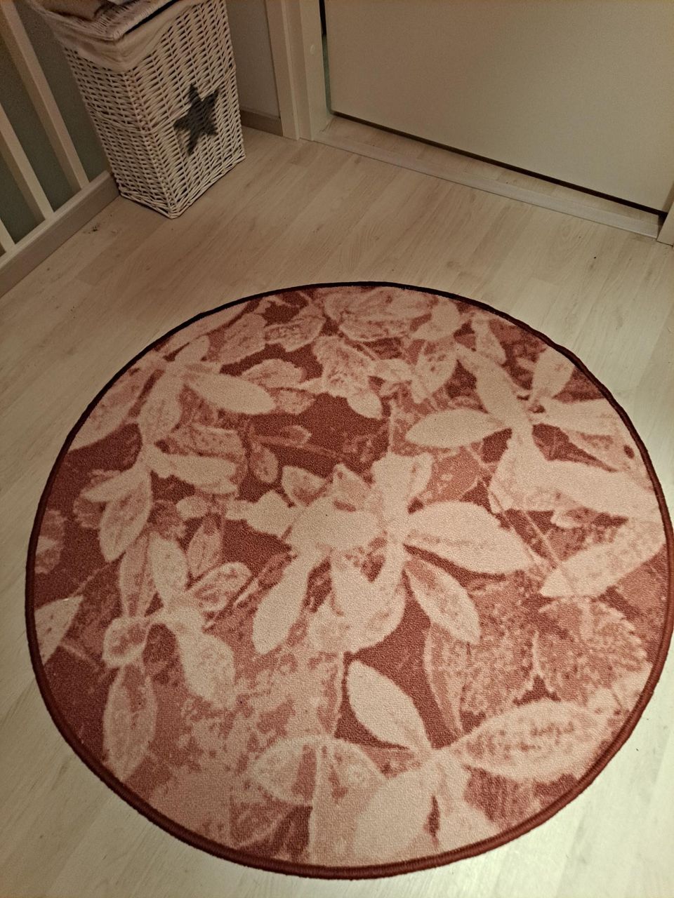 Sievä pyöreä matto
