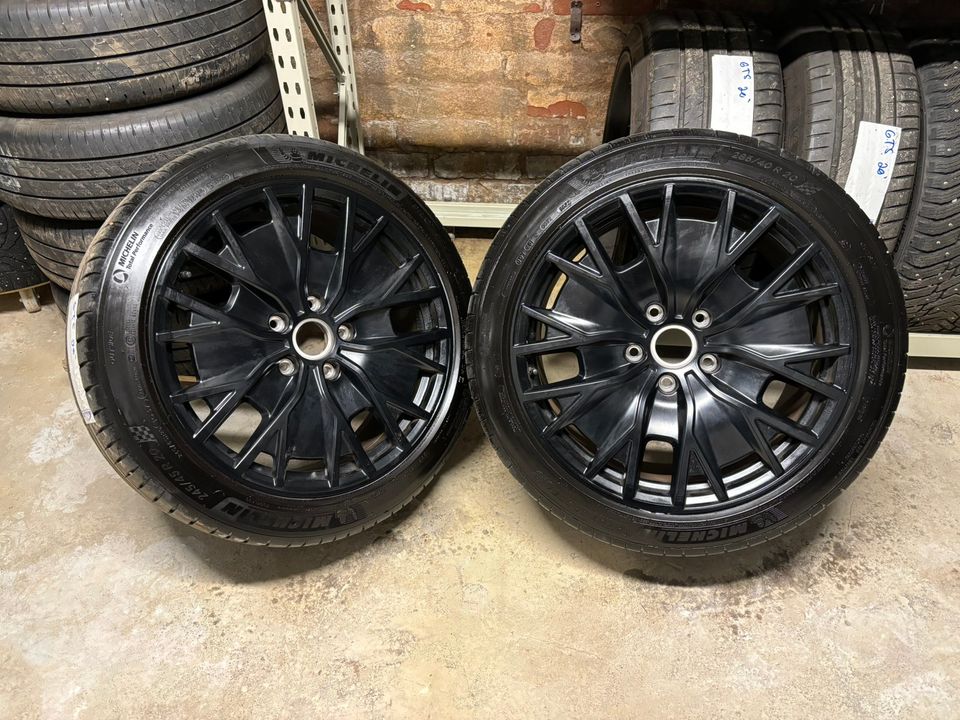 Porsche Taycan GTS 20" mustat vanteet Michelin kesärenkain