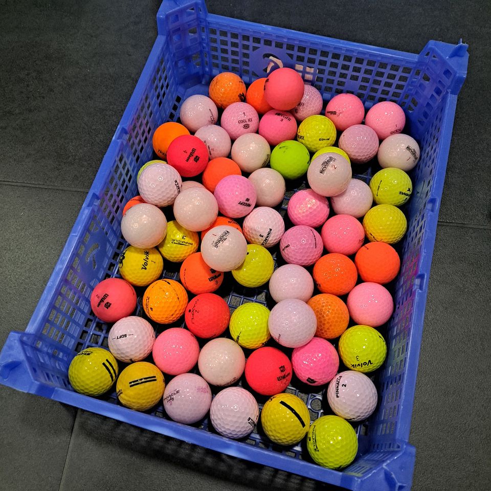 Sekalaisia värillisiä golfpalloja 74 kpl
