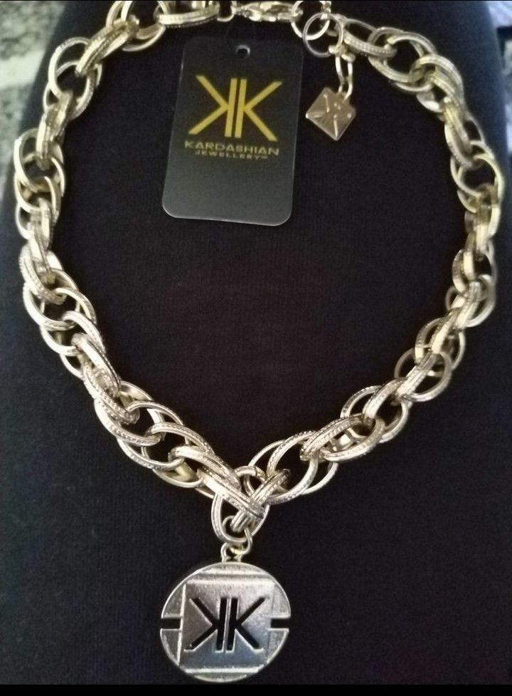 Kaulakoru Kim Kardashian Jewellery