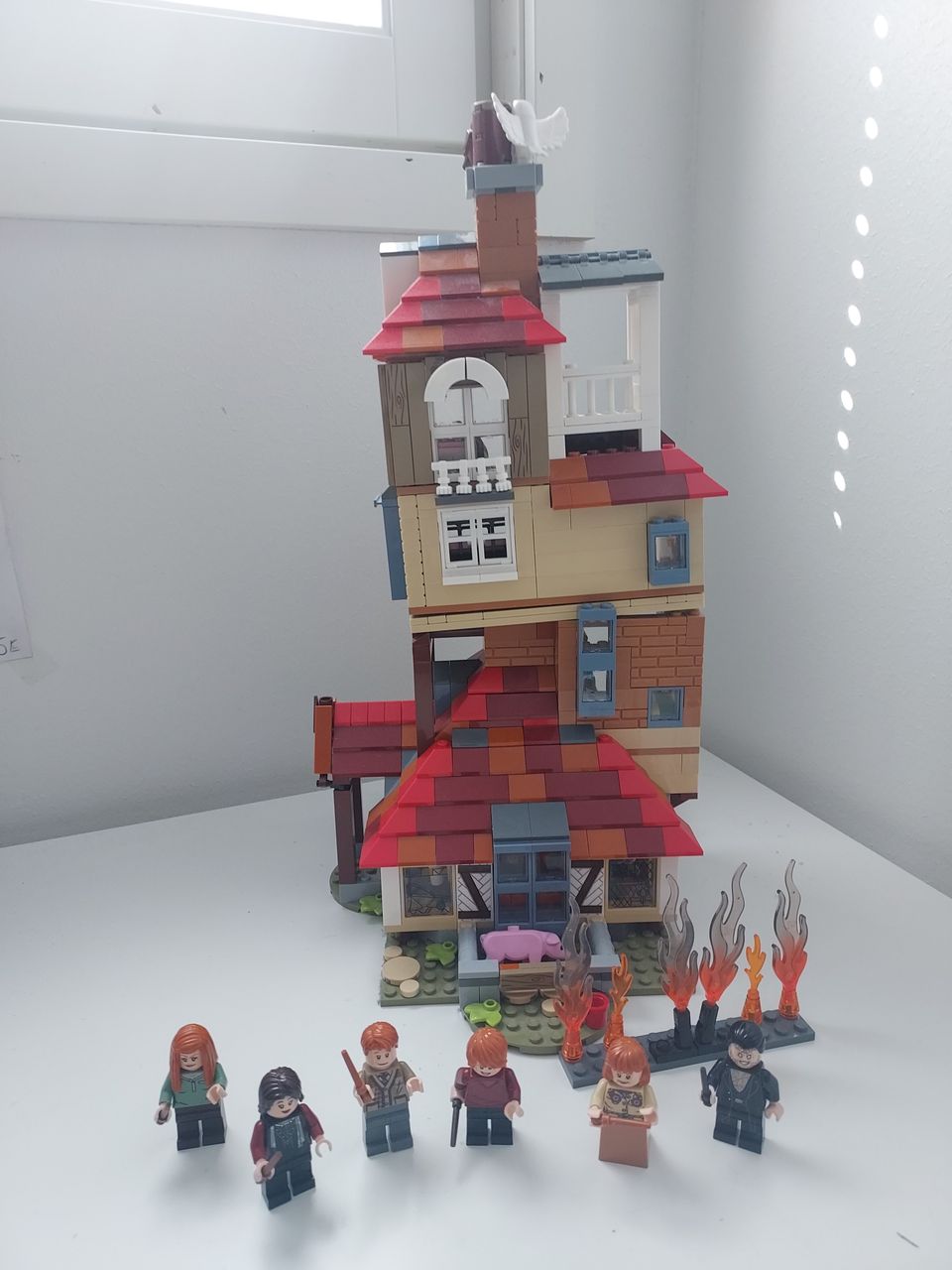 Lego Harry Potter 75980, Hyökkäys Kotikoloon