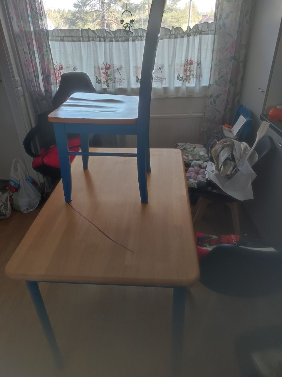 Pöytä + 4 Tuolia