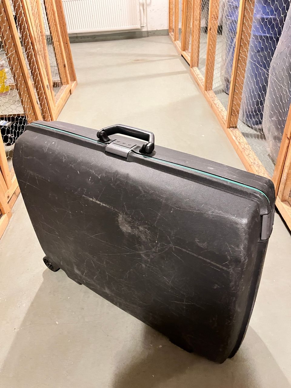 Retro Samsonite matkalaukku hyvässä kunnossa