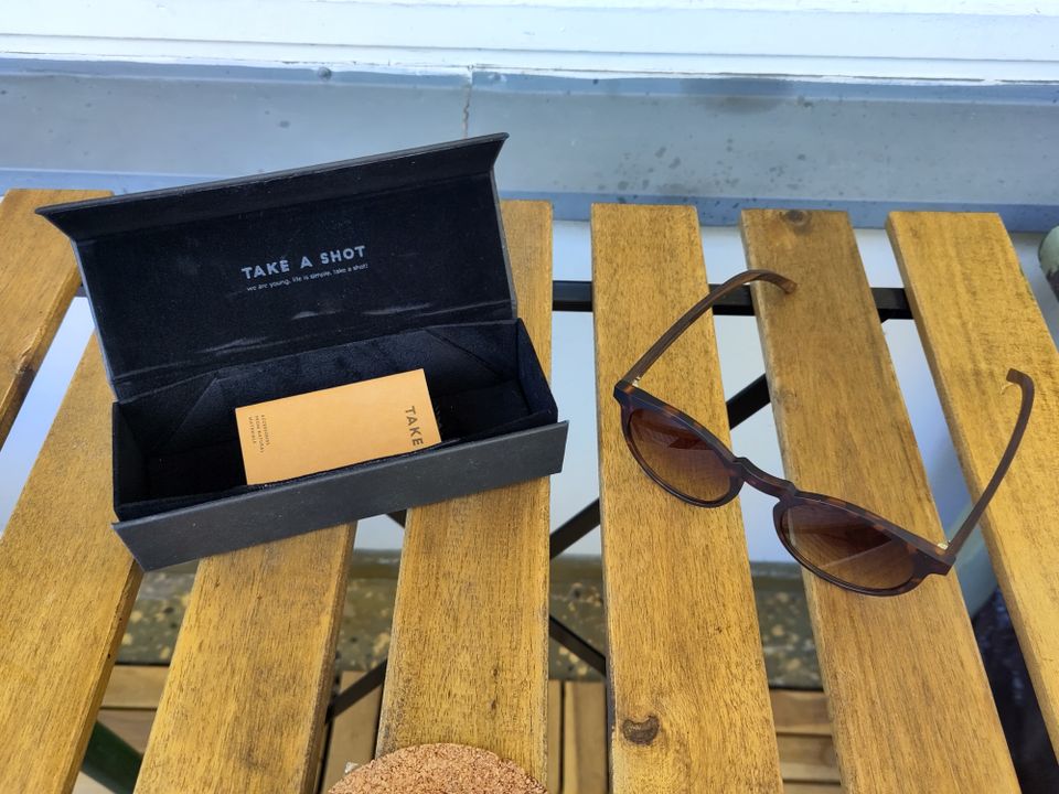Puiset aurinkolasit (käyttämätön)/ wooden sunglasses (unused)