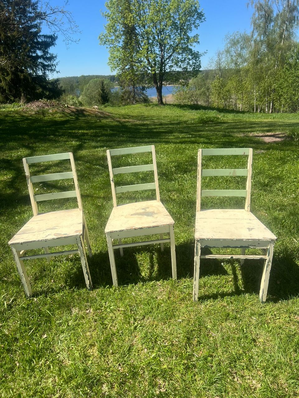 3 vanhaa tuolia