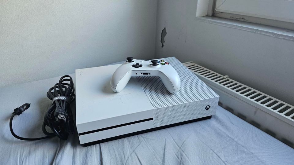 Xbox One S pelikonsoli