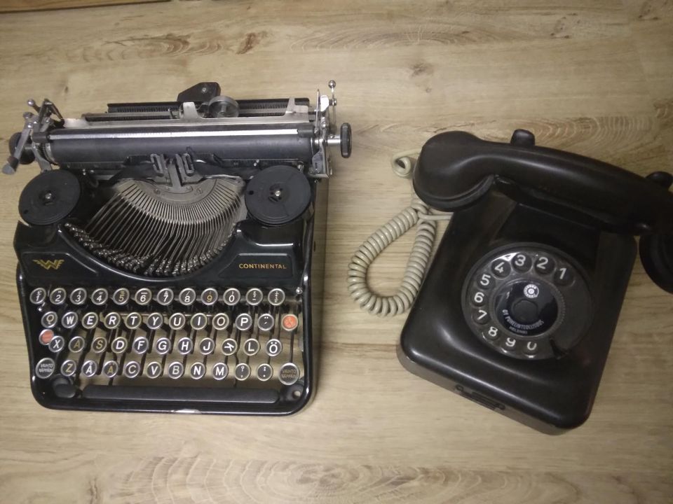 Vanha kirjoituskone ja puhelin