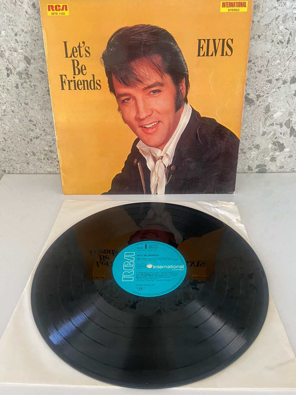 ELVIS  :  Let’s ve friends.  LP- Vinyyli levy