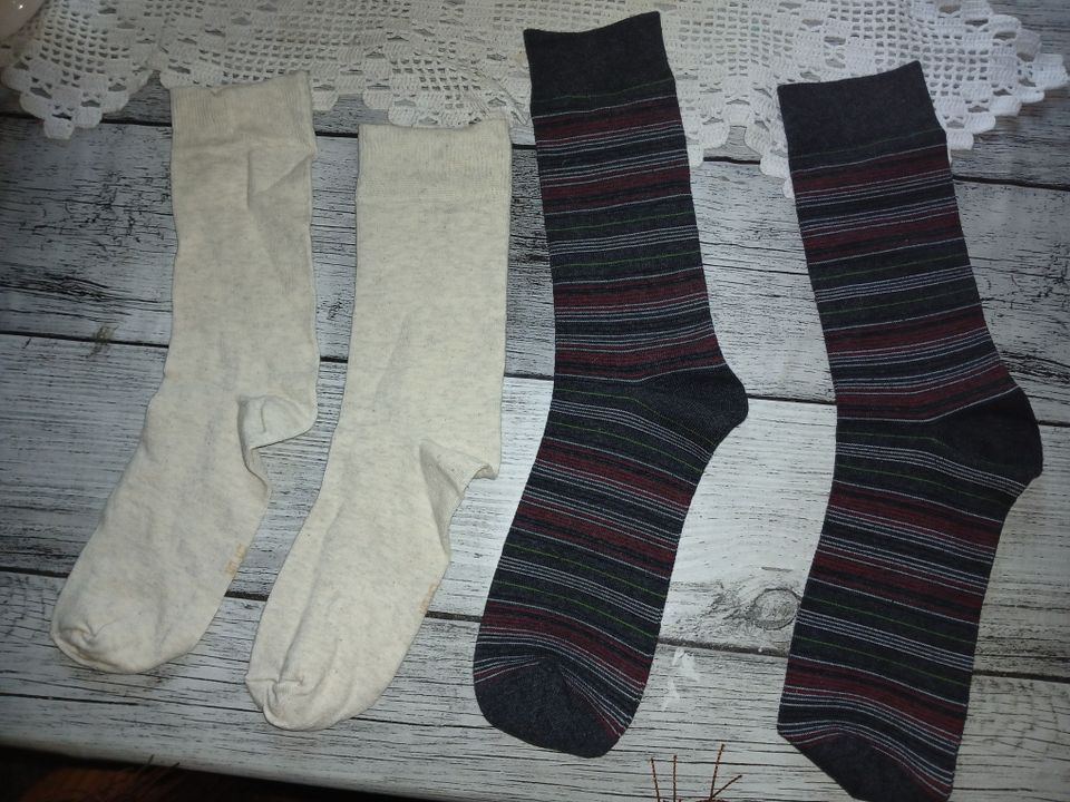 Miesten sukat: Vaaleanruskeat (40 ?) + Raidalliset (41-42)