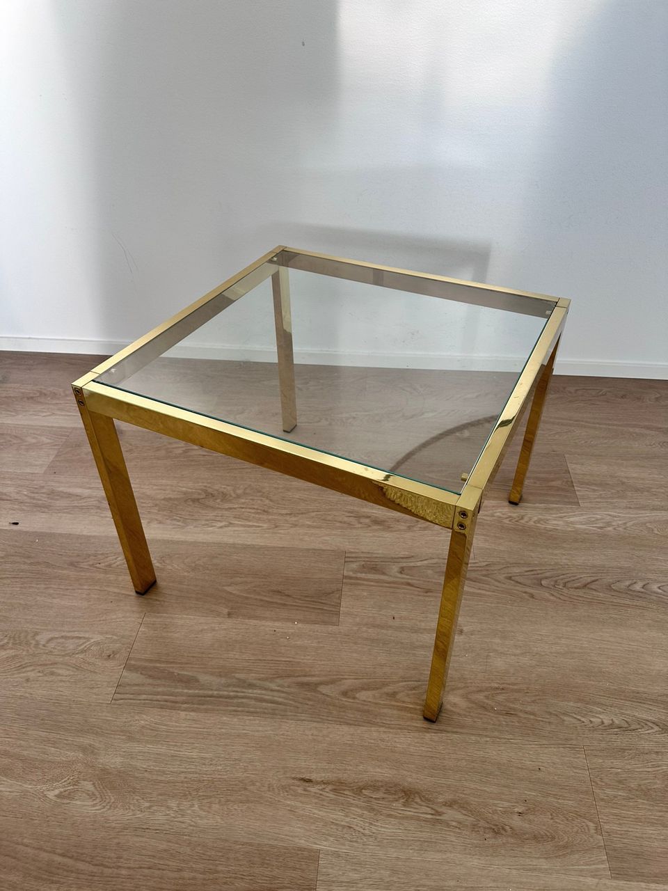 Kultainen lasipöytä/sohvapöytä