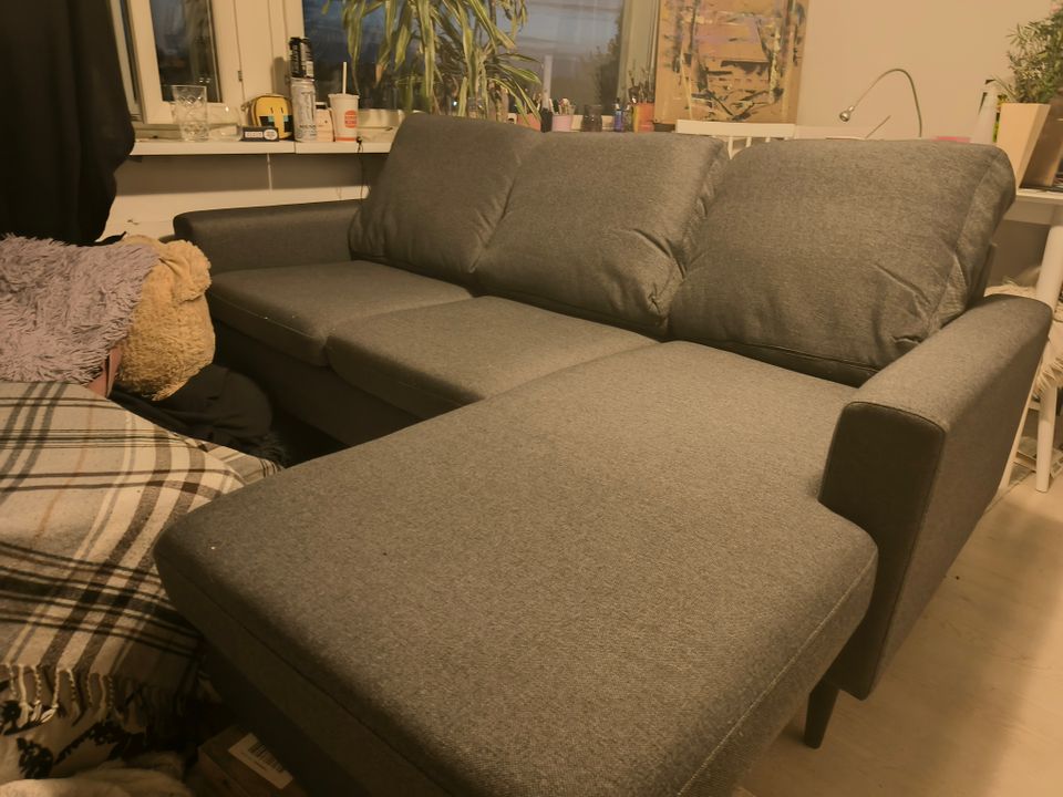 Kolmen istuttava sohva divaanilla