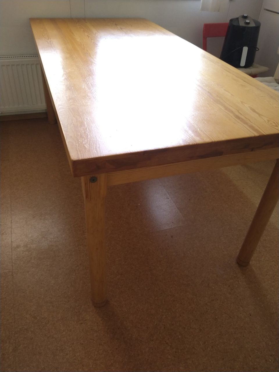 Tukeva täyspuinen pöytä 180 cm