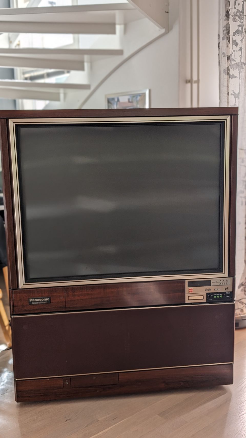 Panasonic Cinemavision televisio ja VHS-nauhuri