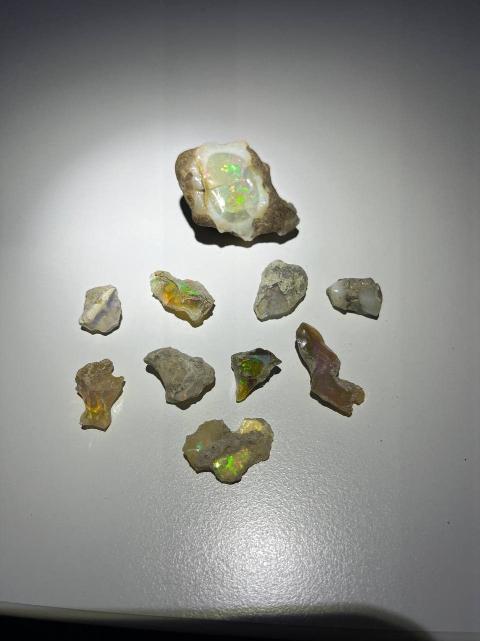 Hiomattomia Opaali jalokiviä