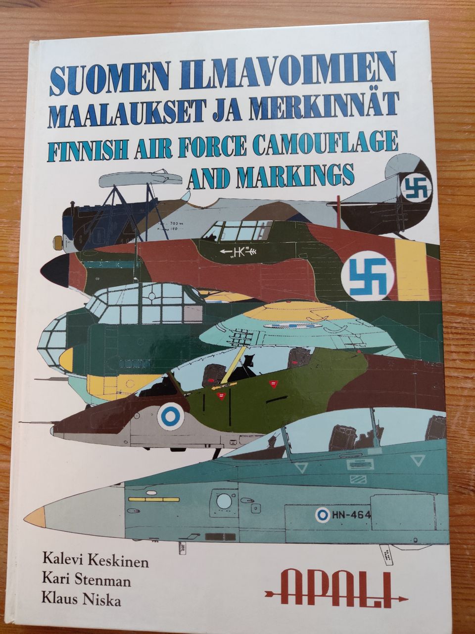 Suomen Ilmavoimien maalaukset ja merkinnät kirja.